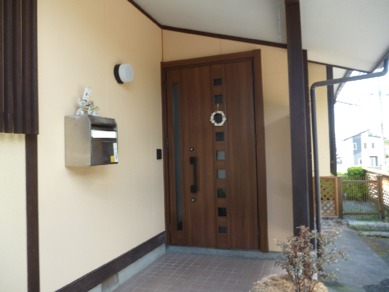 盛岡市の和室リフォームと壁紙張替え、木目調玄関ドア工事で断熱効果UP！