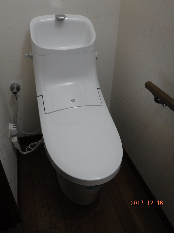 盛岡市　トイレ室改装工事　便器交換＆壁紙張替　１階 サティスＳ・２階 アメージュＺシャワートイレ