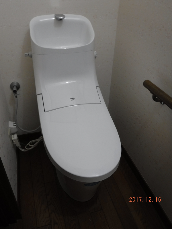 盛岡市 トイレ室改装工事 便器交換 壁紙張替 １階 サティスｓ ２階 アメージュｚシャワートイレ 岩手県盛岡市のリフォームならsrサービス 外構リフォーム 内装工事